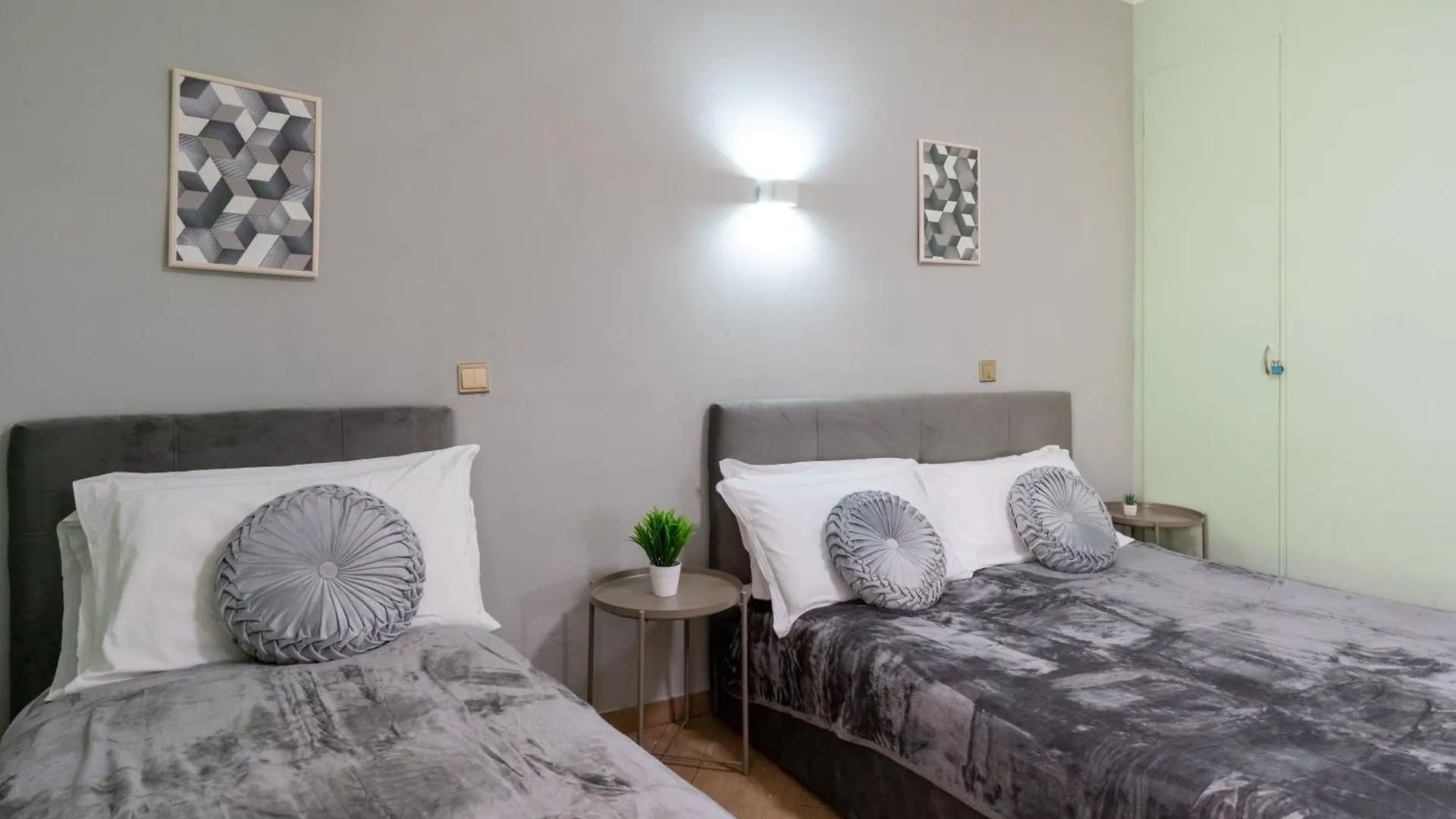 Leoni Di Giada Guesthouse - Close To Central Station Roma 3*,