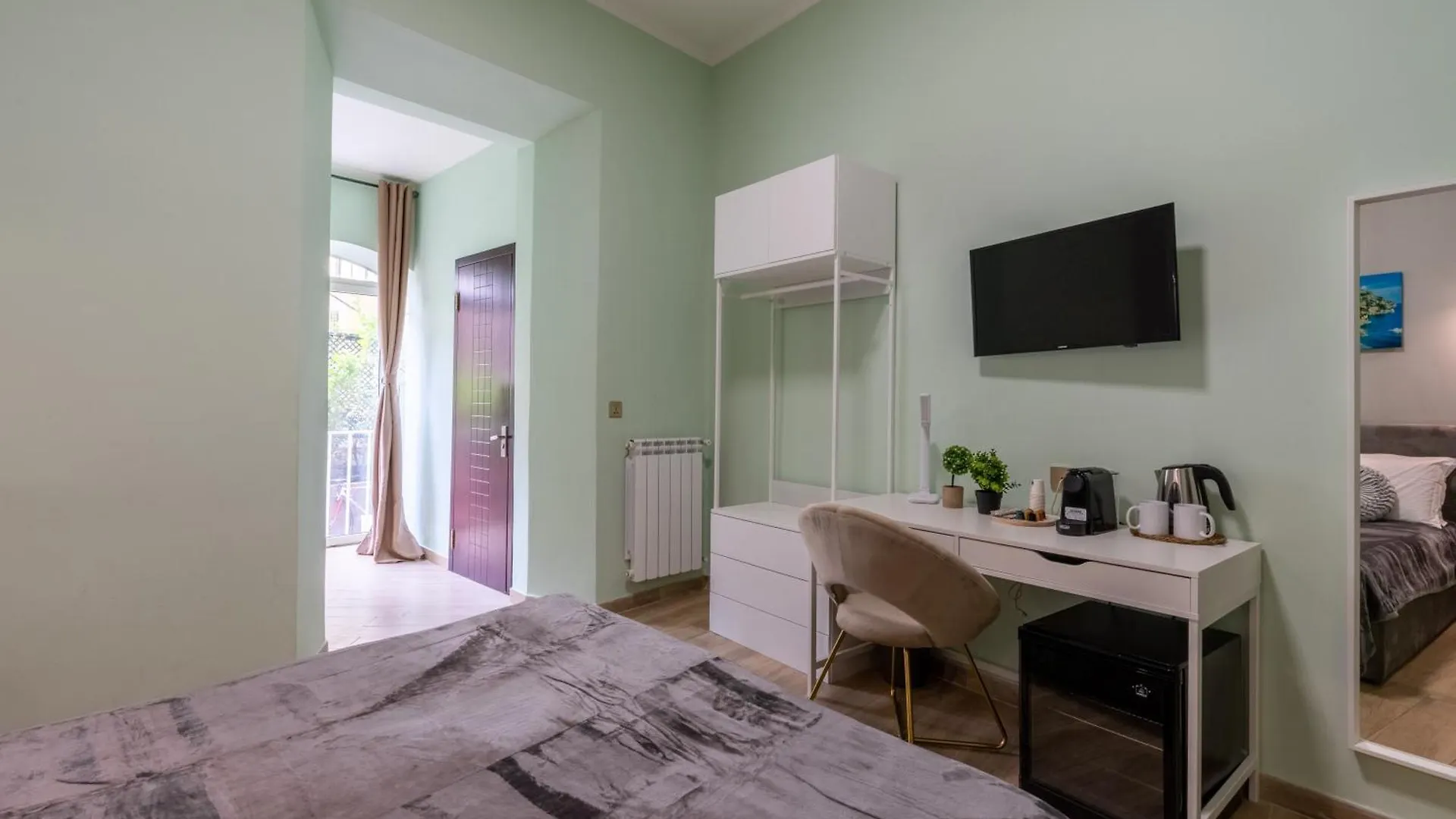 Leoni Di Giada Guesthouse - Close To Central Station Roma 3*,  Itália