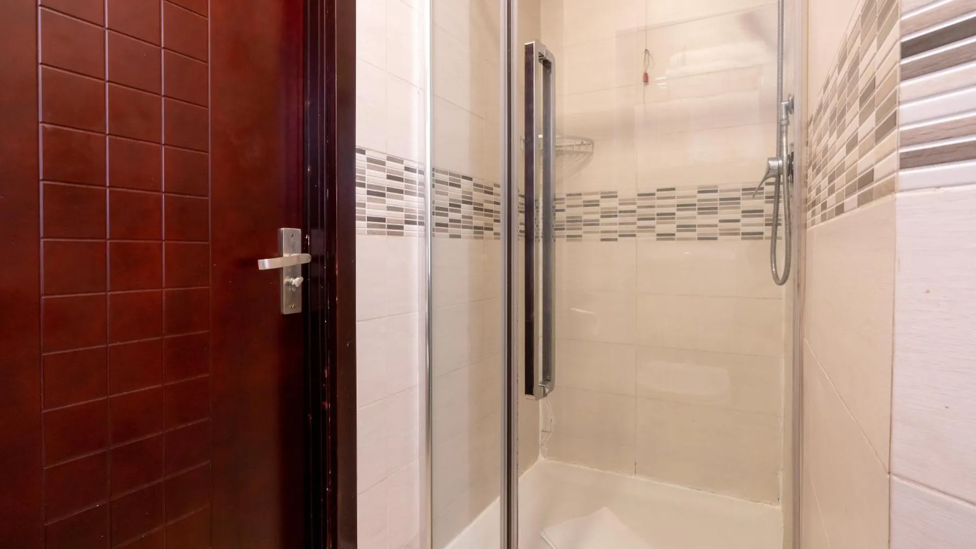 Leoni Di Giada Guesthouse - Close To Central Station Rome Bed & Breakfast