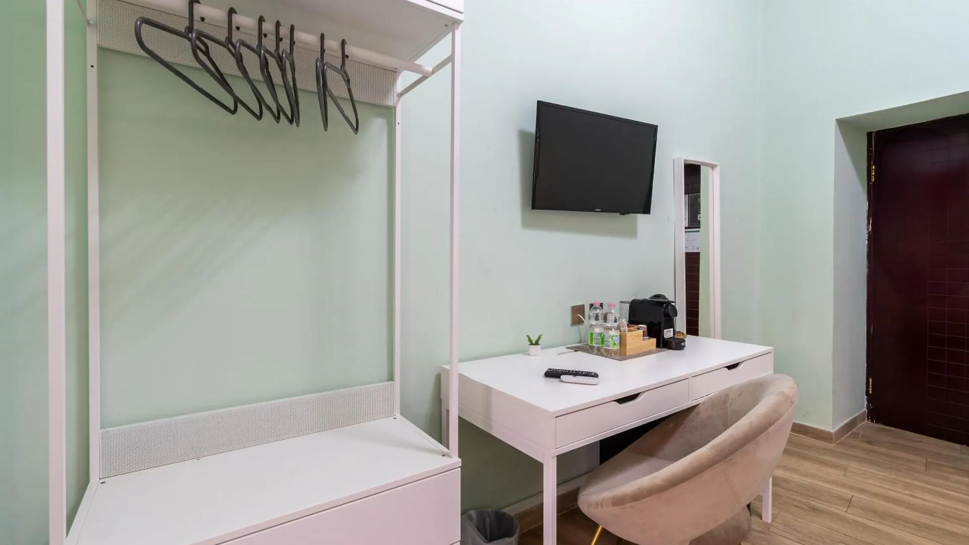 Leoni Di Giada Guesthouse - Close To Central Station Rome 3*,  Italy
