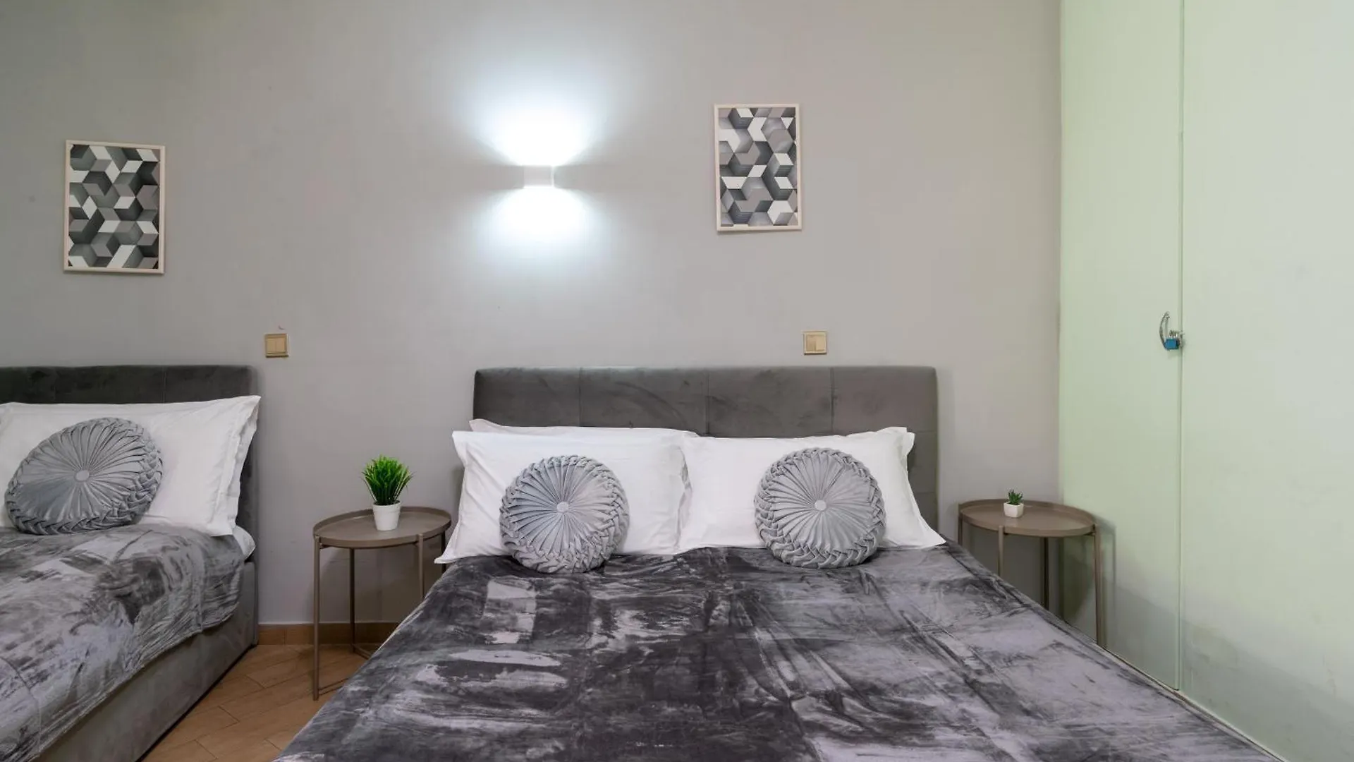Leoni Di Giada Guesthouse - Close To Central Station Rome Couette-café