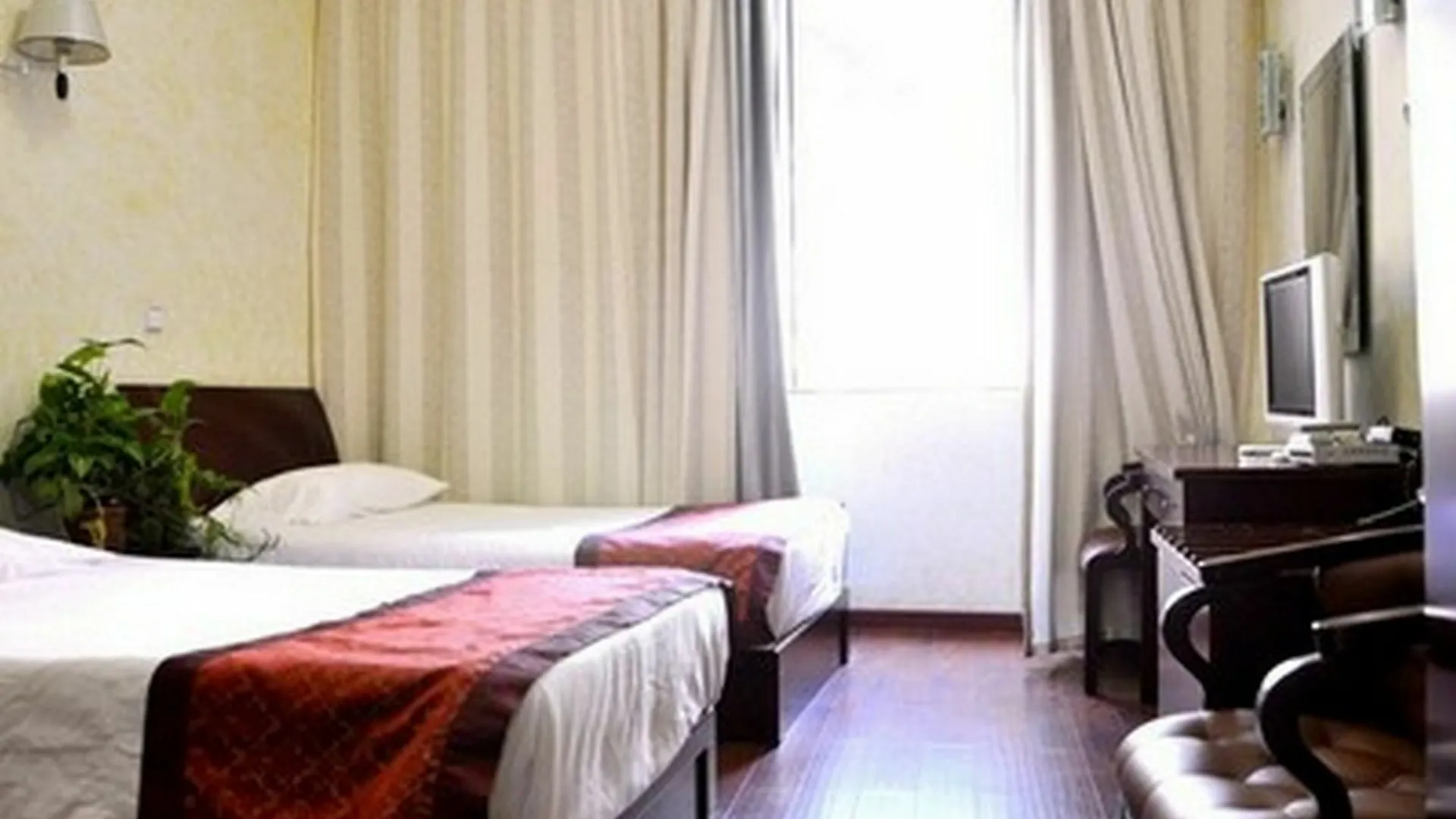 Leoni Di Giada Guesthouse - Close To Central Station Rome 3*,