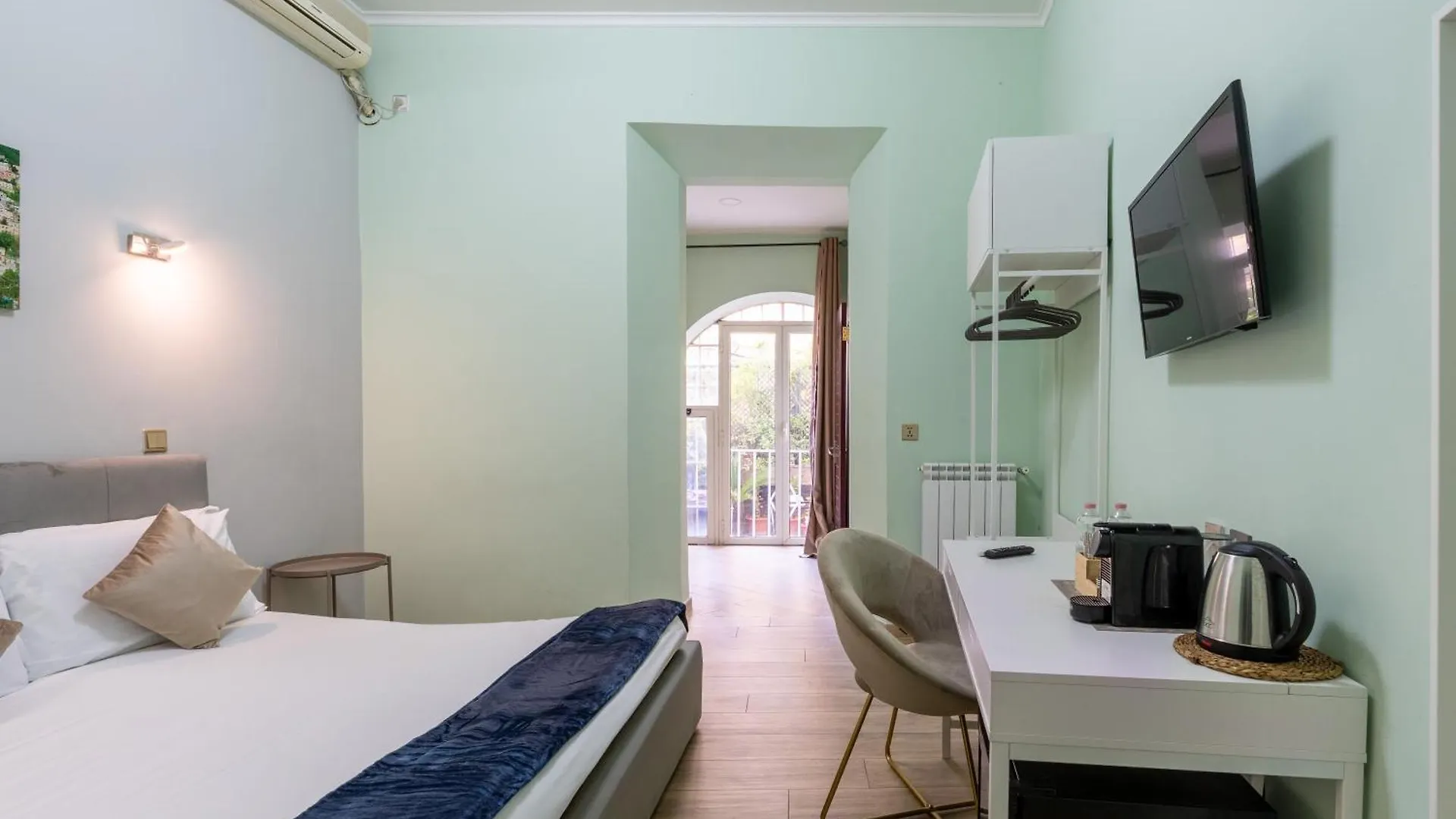 Leoni Di Giada Guesthouse - Close To Central Station Roma 3*,