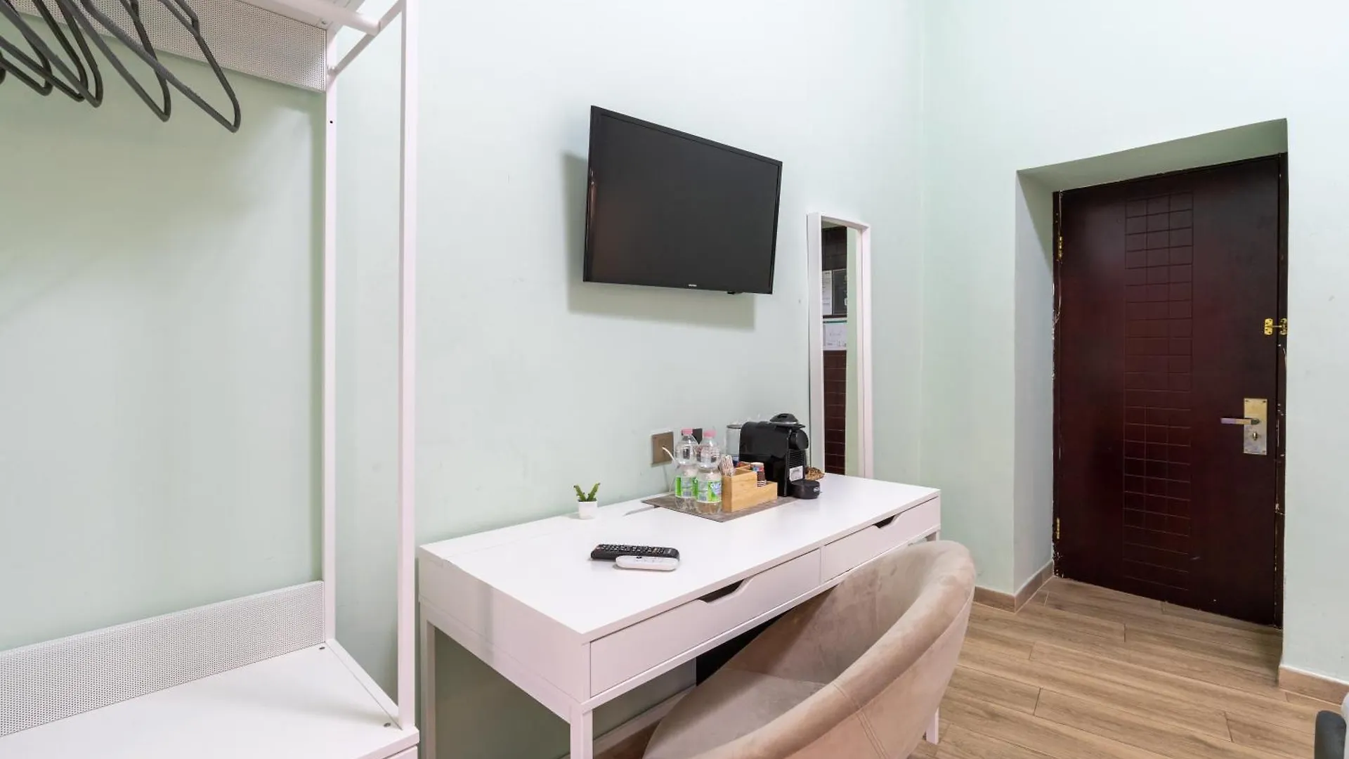 Leoni Di Giada Guesthouse - Close To Central Station Roma