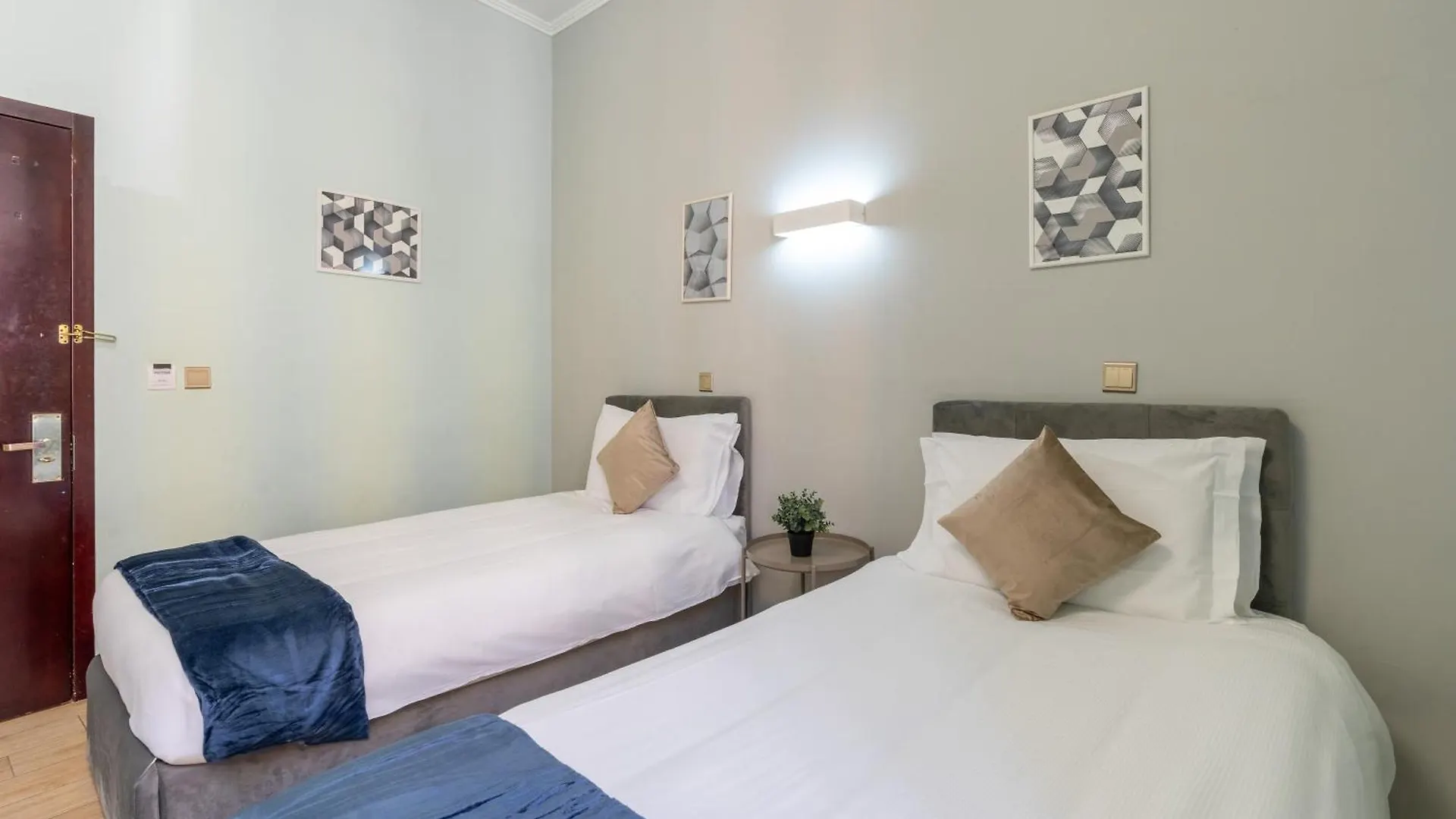 Leoni Di Giada Guesthouse - Close To Central Station Roma 3*,