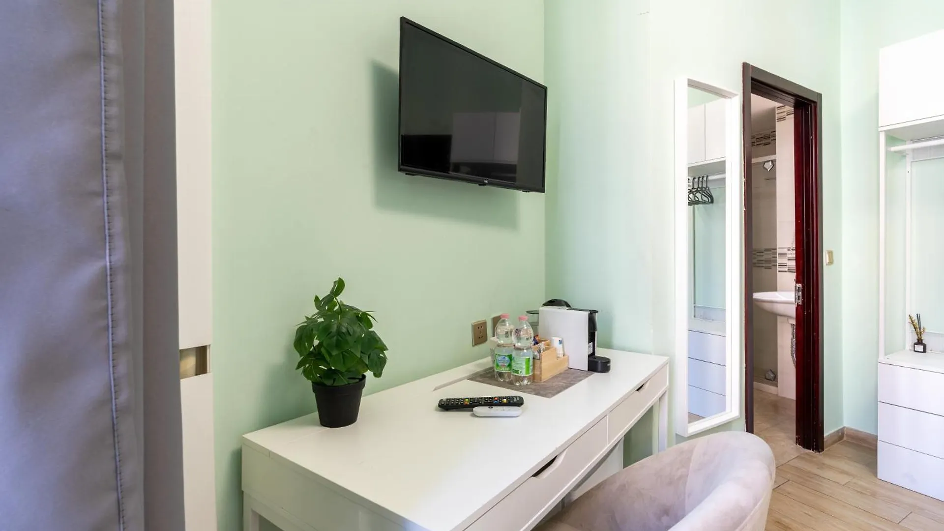 Leoni Di Giada Guesthouse - Close To Central Station Roma Itália